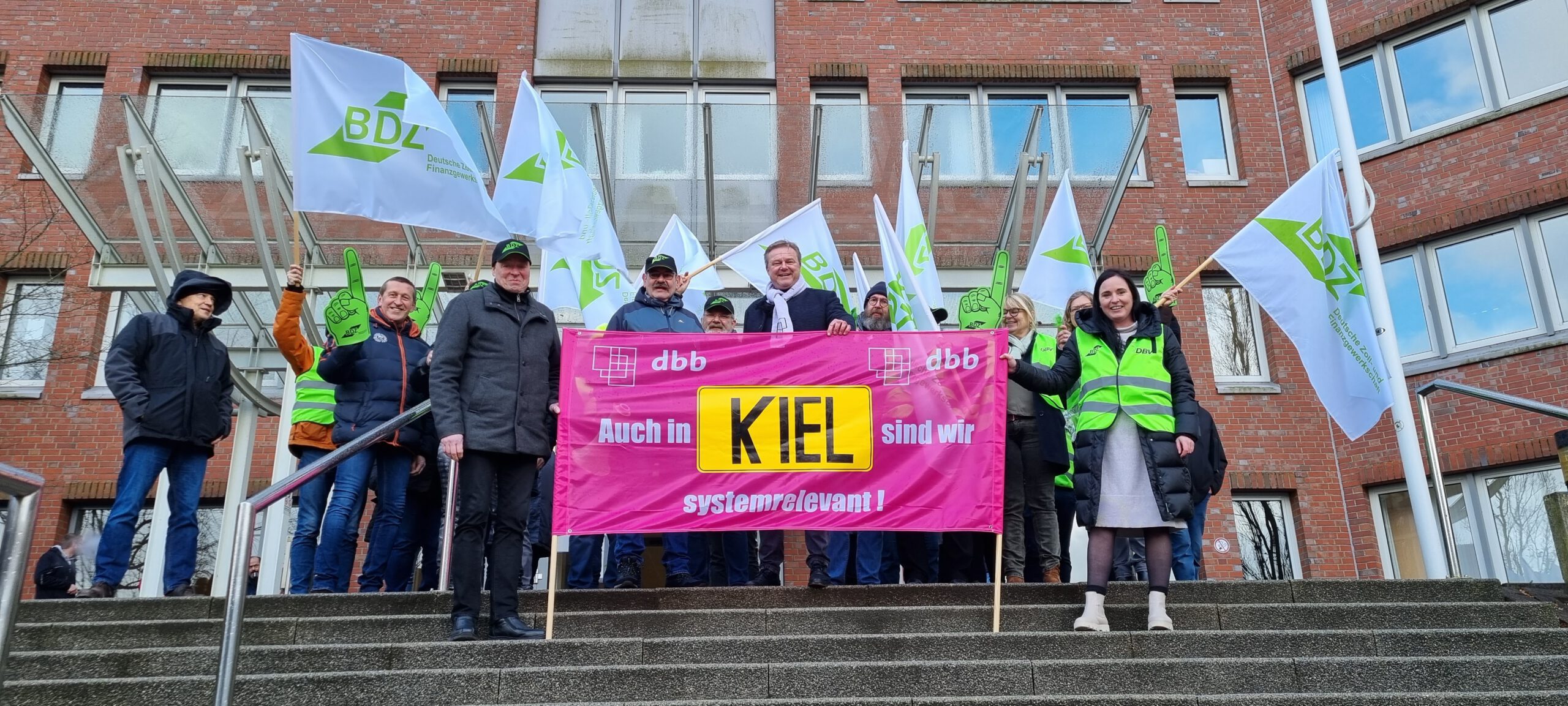 Read more about the article <strong>Aktionstag zur Einkommensrunde Bund und Kommunen 2023 in Kiel</strong>