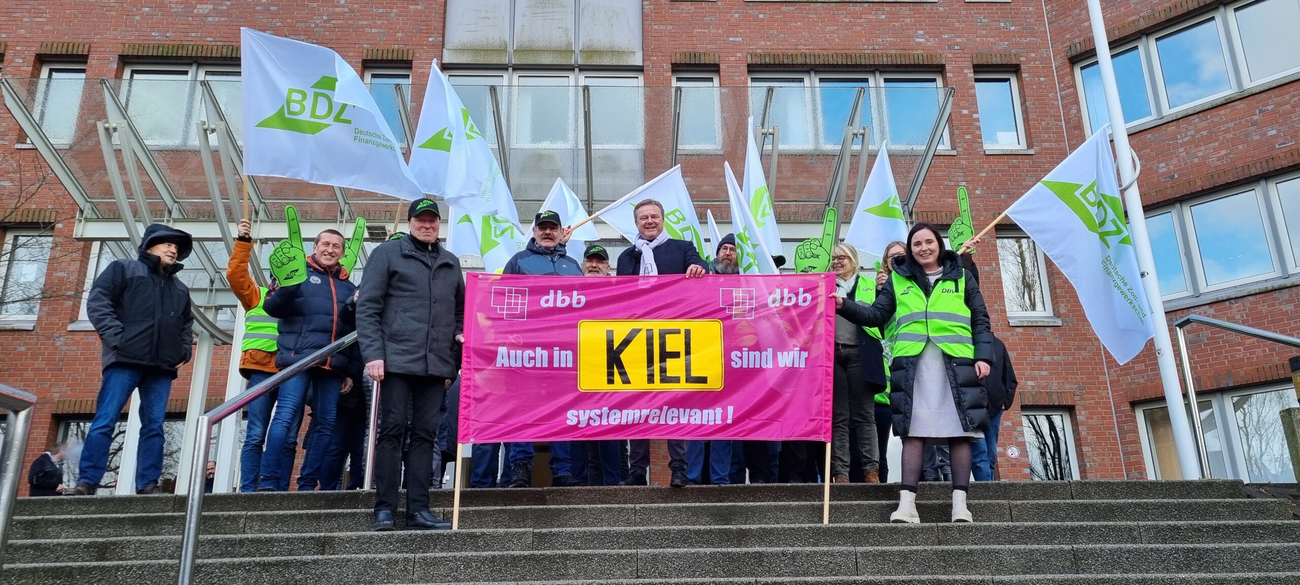 Mehr über den Artikel erfahren <strong>Aktionstag zur Einkommensrunde Bund und Kommunen 2023 in Kiel</strong>
