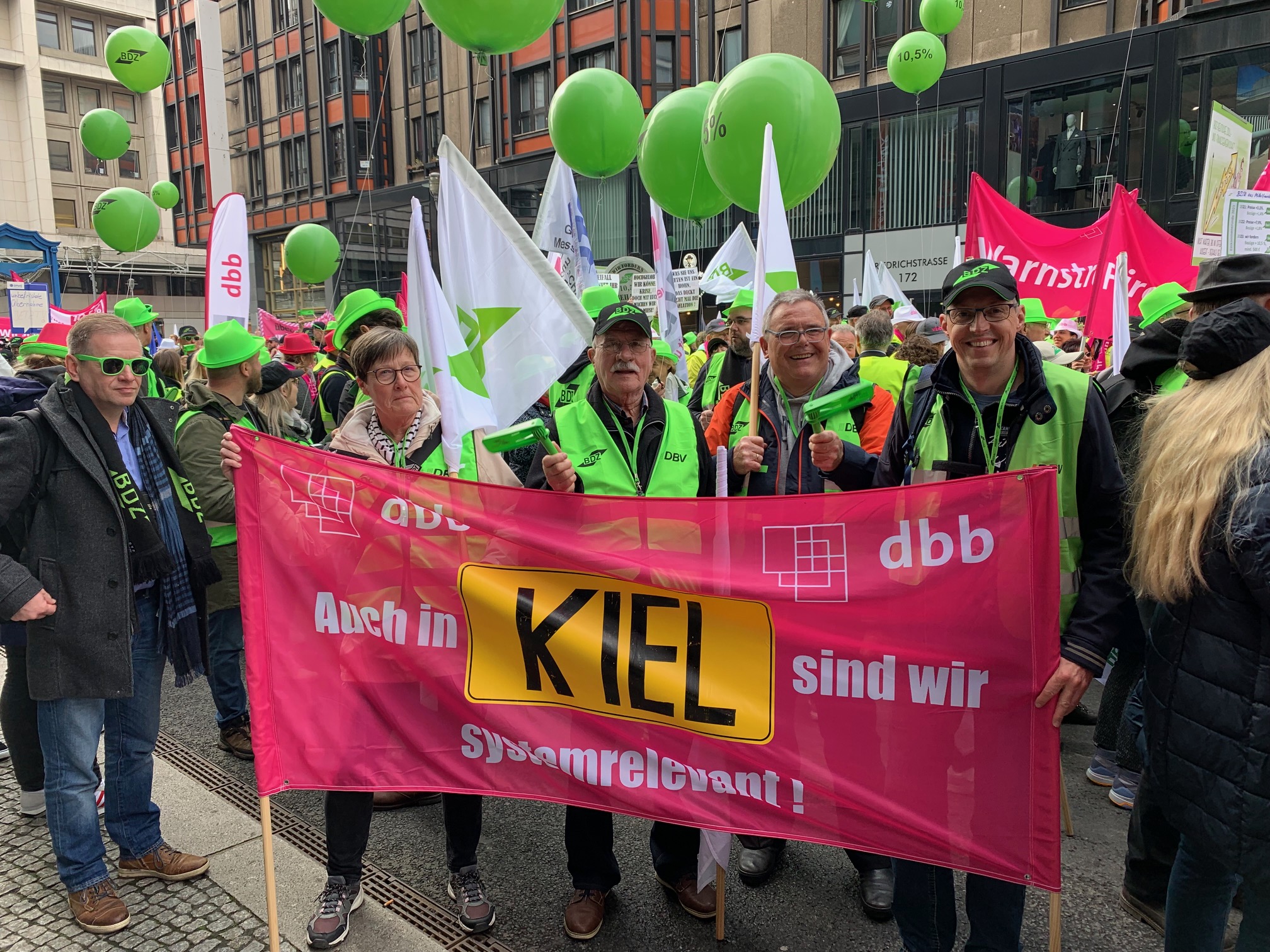 Read more about the article <strong>Großdemo in Berlin am 22.03.2023 zur Einkommensrunde: Über 2.000 Beschäftigte des öffentlichen Dienstes demonstrierten vor dem Bundesinnenministerium</strong>